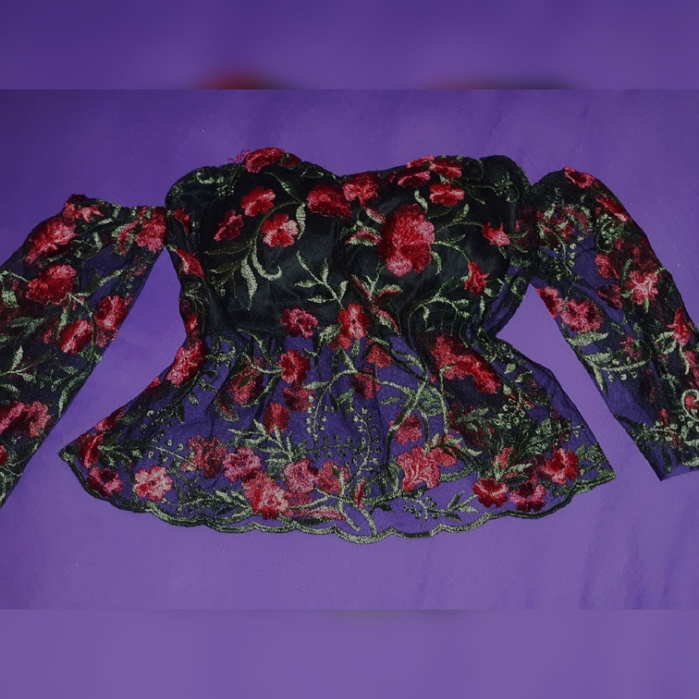 ⚫🔴Strapless black floral top⚫🔴